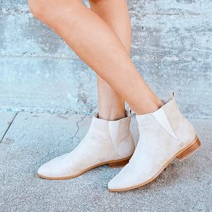 NIB Lulus Taupe Suede Pointed-Toe Ankle Booties